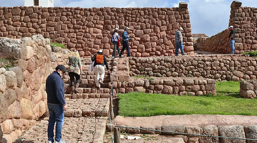 Chinchero: Cuna del Arcoíris en el Valle Sagrado Chinchero es uno de los lugares más evocadores del Valle Sagrado de los Incas. Situado en una meseta alta que domina el valle de Urubamba, combina con naturalidad andenes monumentales de época inca, una iglesia colonial de muros blancos y tejas rojas construida sobre basamentos pétreos, y una tradición textil que late en cada telar. Para el viajero que busca historia viva, paisajes amplios y contacto auténtico con las comunidades, Chinchero es una parada imprescindible. Conocido como la “Cuna del Arcoíris”, Chinchero regala, especialmente al amanecer y al atardecer, una luz diáfana que enciende los colores de los tejidos, los campos y las montañas nevadas del horizonte. Su atractivo no se limita al sitio arqueológico: el mercado tradicional de fin de semana, los centros de interpretación textil y la hospitalidad de sus habitantes convierten la visita en una experiencia integral. A nivel patrimonial, el conjunto resume el encuentro —a veces armónico, a veces tenso— entre la arquitectura imperial inca y el legado colonial, visible en la imponente iglesia de Nuestra Señora de Monserrat y en los lienzos de la Escuela Cusqueña que resguarda en su interior. En esta guía encontrarás una descripción completa para planificar tu viaje a Chinchero: cómo llegar y cuándo visitarlo, el trasfondo histórico del lugar, las claves de su arquitectura e ingeniería agrícola, su importancia cultural y espiritual para las comunidades, y consejos prácticos para aprovechar tu tiempo con responsabilidad y seguridad. El contenido está optimizado para SEO, utilizando de forma natural y estratégica la palabra clave Chinchero en los apartados fundamentales.