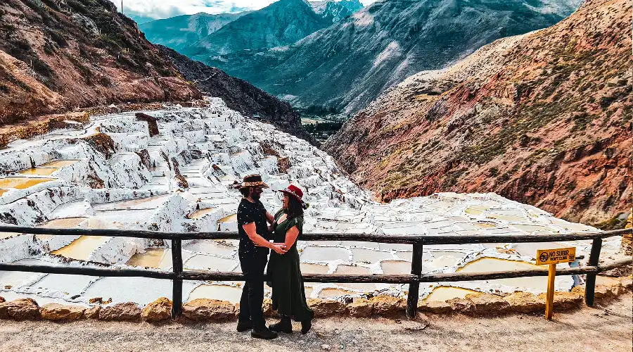 Mirador con montañas y río